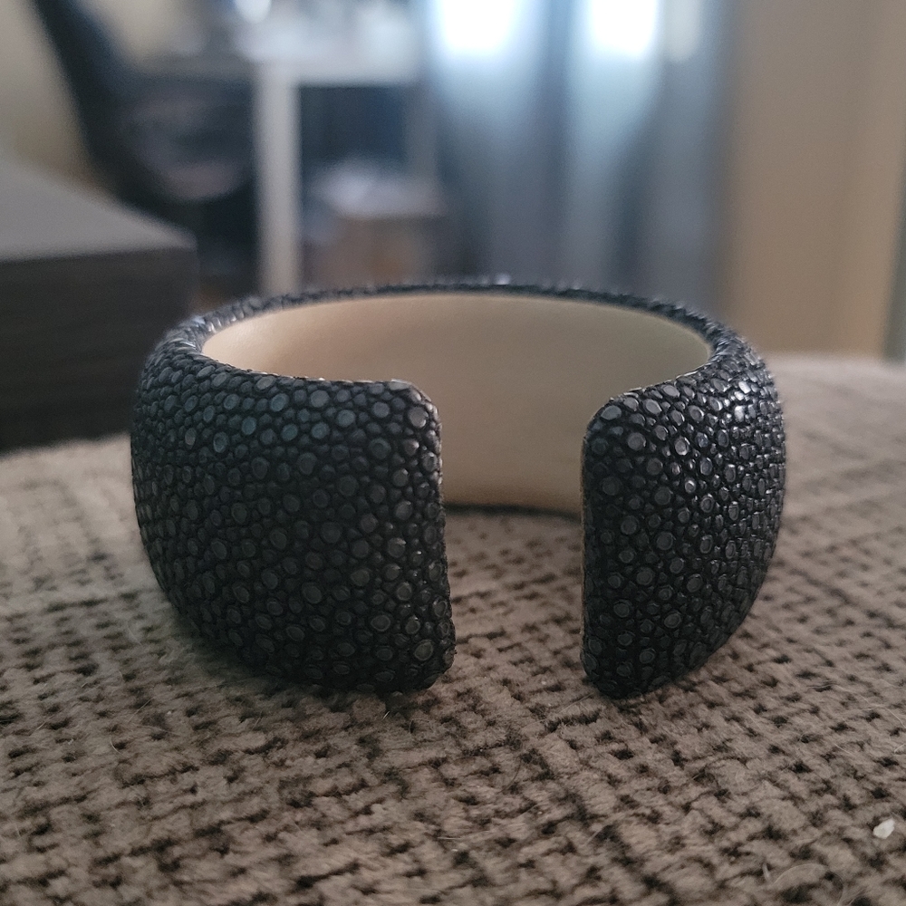 Stingray and Diamond Cuff Bracelet - Picture 5 of 6